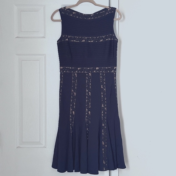Excellent Tadashi Shoji Pintuck Jersey and Lace Dress in Navy Nude Size Small S - Picture 2 of 10